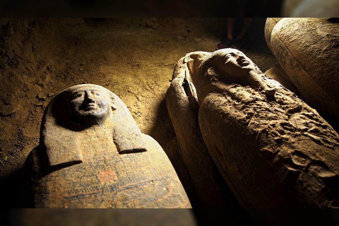 Sakaros nekropolio laidojimo šulinyje archeologai aptiko daugiau nei 13 senovės Egipto karstų.<br> Egipto turizmo ir senienų ministerijos nuotr.