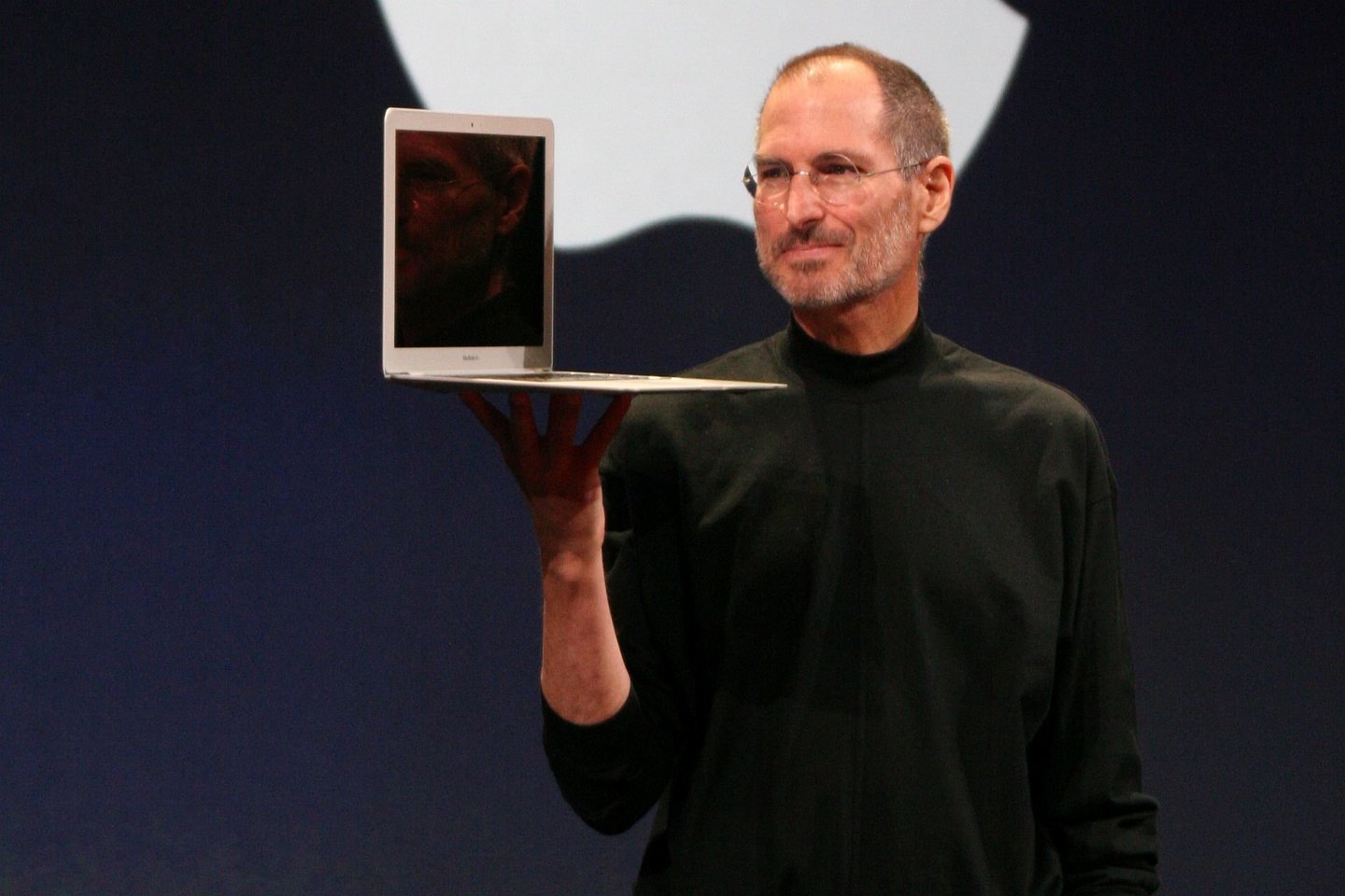  Svarbus lūžis įvyko 2008-aisiais, „Apple“ pristačius „Macbook Air“ – savo pirmąjį „ultrabook“ klasės kompiuterį.<br> Wikimedia commons