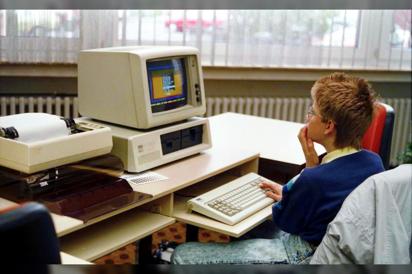   1981-ųjų rugpjūtį išleistas „IBM 5150“ vadinamas pirmu išties asmeniniu šios kompanijos kompiuteriu.<br> Wikimedia commons