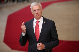 Latvijos premjeras skeptiškai vertina idėją didinti sergamumo COVID-19 rodiklį