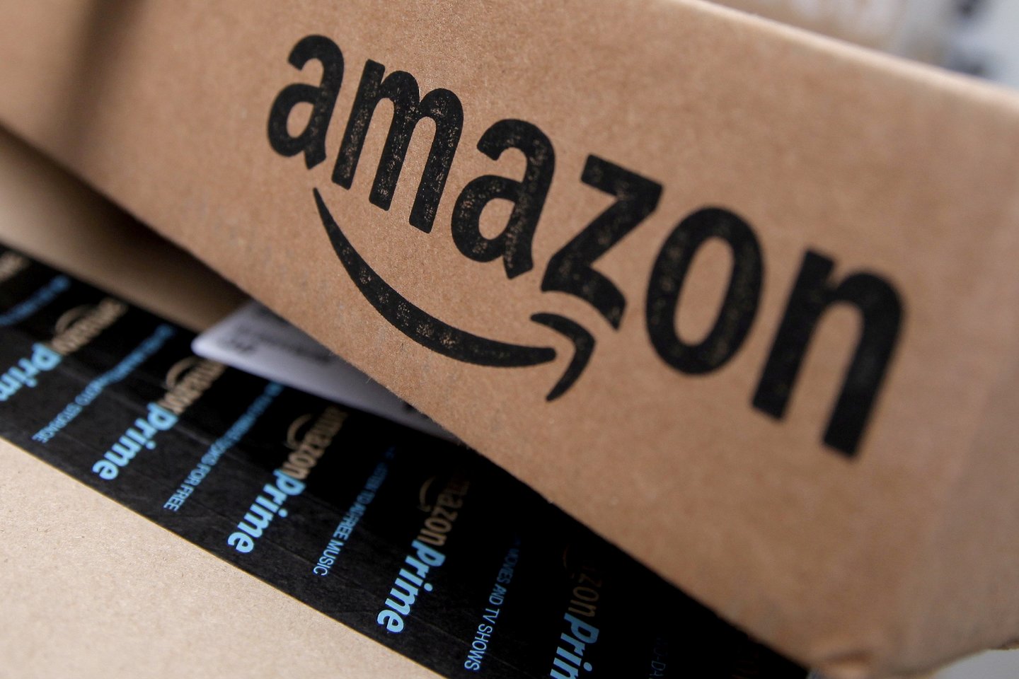Trys buvę „Amazon“ darbuotojai teigė, jog didžioji dalis „AmazonBasics“ elektros prietaisų gaminama Azijoje.<br> Reuters/Scanpix nuotr.