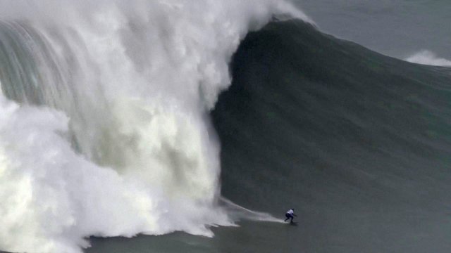 Vaizdai gniaužiantys kvapą: banglentininkė pažabojo rekordinio dydžio bangą