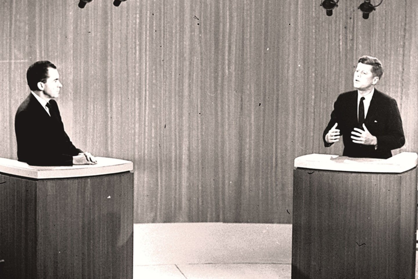 Roko žvaigždžių makiažas buvo skirtas scenai. Politikai grimu bruožus pabrėžia nuo tada, kai buvo surengti pirmi televizijos debatai tarp R.Nixono ir J.F.Kennedy.<br>AP/„Scanpix“ nuotr.