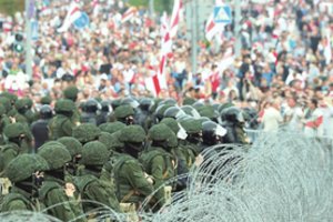 Baltarusijoje siaučiant protestams viena moteris paprastu veiksmu gali sužlugdyti slaptą operaciją