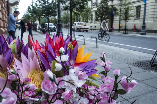 Iš parduotuvės dingo dirbtinių gėlių puokštės