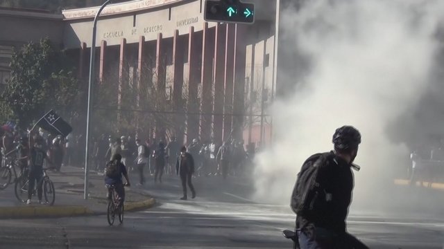 Protestai Čilėje: demonstrantai mėtė į pareigūnus akmenis