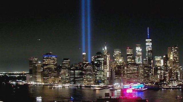 Niujorkas nušvito mėlynomis šviesomis Rugsėjos 11-osios aukoms atminti