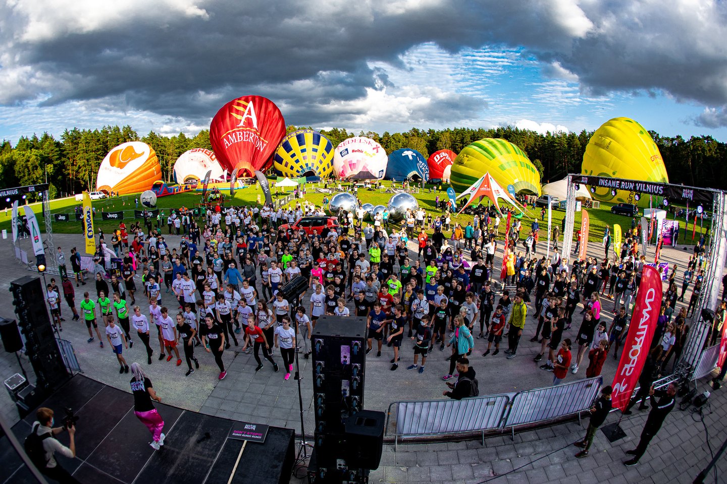 Penktadienio vakarą Vilniaus Vingio parke griausmingai praūžė unikalus ir analogų pasaulyje neturintis „Insane Run“ bėgimas.<br> A.Laučiaus nuotr.