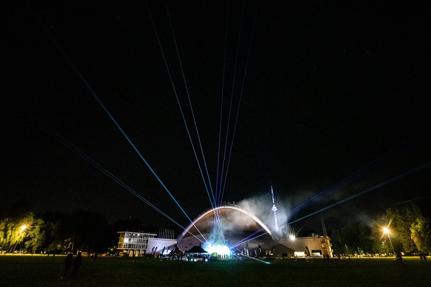 Penktadienio vakarą Vilniaus Vingio parke griausmingai praūžė unikalus ir analogų pasaulyje neturintis „Insane Run“ bėgimas.<br> V.Dranginio nuotr.