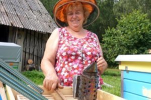 Bičių karaliene vadinama rokiškėnė apgailestauja, kad bitininkystė tampa nesąžiningu verslu