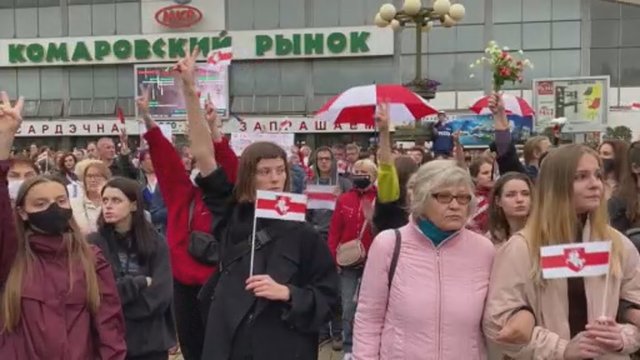 Baltarusijos moterys sukilo dar didesniems protestams: pareigūnai atsako smurtu