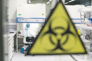 JK uždegus žalią šviesą, „AstraZeneca“ atnaujina vakcinos nuo COVID-19 bandymus