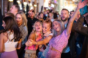 Šveicarijoje policija išvaikė į „neteisėtą“ gatvės vakarėlį susirinkusius šimtus žmonių