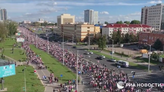 Režimo nepabūgę baltarusiai: tūkstantinės minios vėl išėjo į gatves