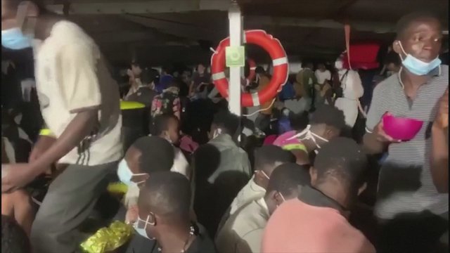 Laivas su šimtais išgelbėtų migrantų laukia uosto, kuris leistų išlipti