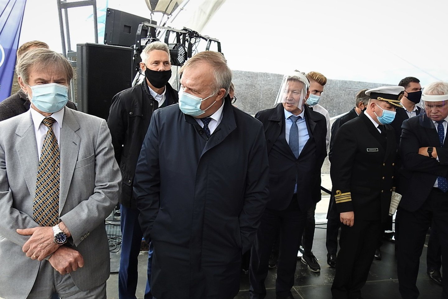 Klaipėdos jūrų krovinių kompanijos vadovui V.Štumbergui (dešinėje) bangolaužių rekonstrukcija itin svarbi.<br> G.Pilaičio nuotr.
