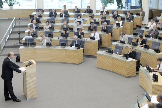 2009 m. 95 parlamentarai balsavo už Arūno Valinsko atstatydinimą iš Seimo pirmininko pareigų, jį palaikė 20 Seimo narių.<br>P.Lileikio nuotr.