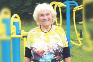 Senatvė neskuba: sportiška močiutė su anūku mėto tritaškius