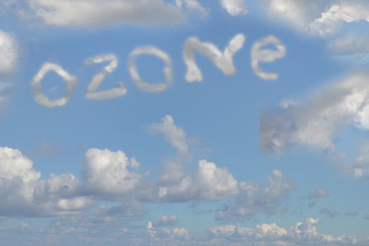 1987 m. Monrealyje pasirašytas Jungtinių Tautų konvencijos dėl ozono sluoksnio apsaugos protokolas dėl ozoną ardančių medžiagų gamybos ir naudojimo palaipsnio mažinimo. Įsigaliojo 1989 m.<br>123rf