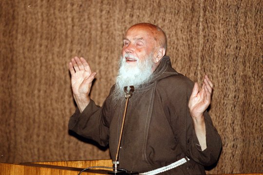 1918 m. gimė kunigas, kapucinų vienuolis Tėvas Stanislovas (Algirdas Mykolas Dobrovolskis). Mirė 2005 m.<br>A.Barzdžiaus nuotr.
