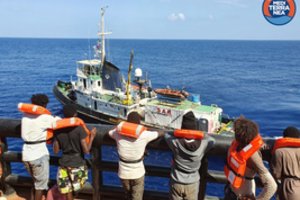 Prie Kretos krantų apvirtus migrantų laivui žuvo trys žmonės, dar 53 išgelbėti