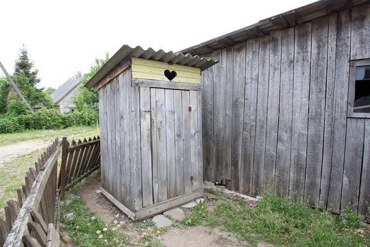 Bulviakasis baigėsi lauko tualete: įlūžusį 200 kg vyrą traukė gelbėtojai