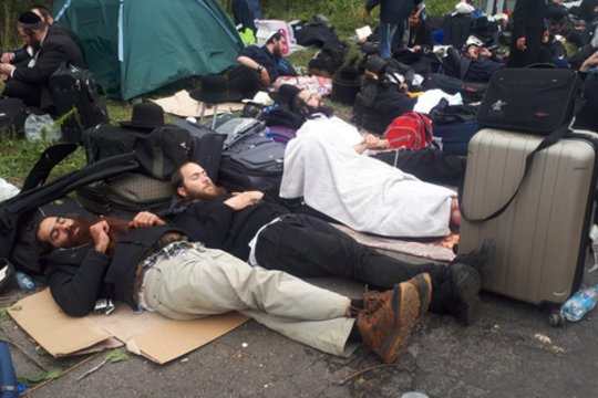 Šimtai žydų chasidų dėl koronaviruso negali pereiti Ukrainos sienos