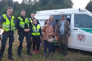 Biržų pareigūnai miške kelias valandas ieškojo pasiklydusios „mielos močiutės su grybų pintinėle“