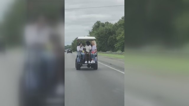 Pasivažinėjimas greitkelyje vogtu golfo automobiliu paauglėms baigėsi areštinėje