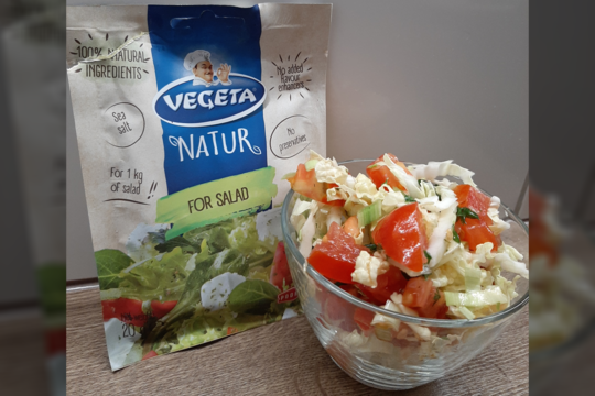 Paprastos salotos tiks ir prie kepsnio, ir vegetariškam užkandžiui