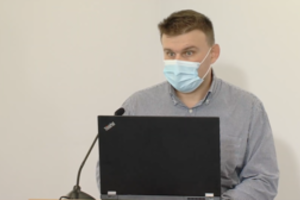 Gydytojas V. Morozovas – apie tai, ką daryti, jei vaikas jaučia peršalimo simptomus ir perdėtus mokyklų reikalavimus