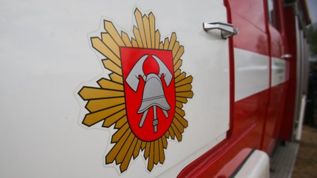 Gaisras Klaipėdos mokykloje: užsidegė tvarkomas sporto salės stogas, evakuota per 300 žmonių