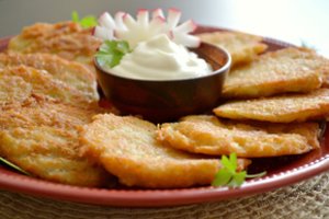 Mamos bulviniai blynai su sūriu: pasimėgaukite traškia plutele ir kitokiu skoniu