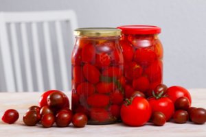 Konservuoti pomidorai be druskos ar acto: paprasta, natūralu ir gardu