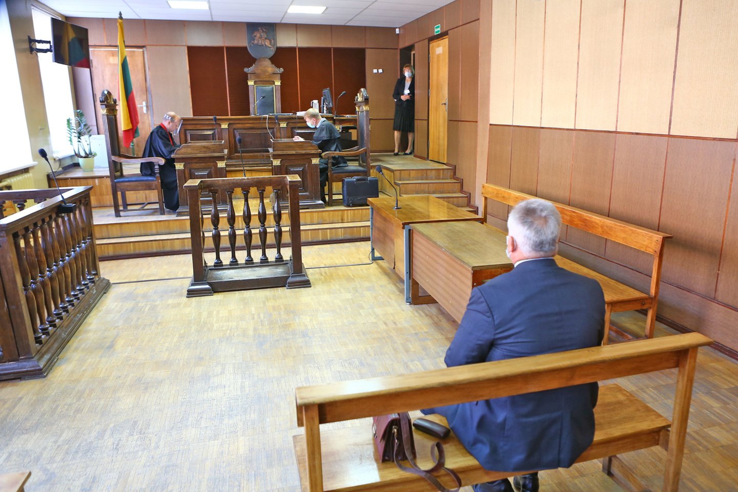  Nuo pareigų nušalintas korupcija kaltinamas Kelmės rajono meras V.Andrulis su advokatu M.Bliuvu teisme siekia išsiaiškinti, nuo ko prasidėjo ši istorija.  <br> G.Šiupario nuotr.