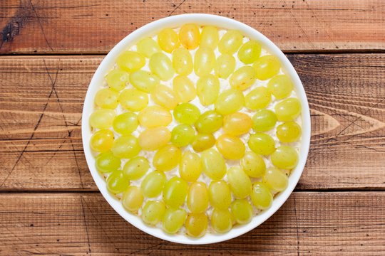 Žalioji mišrainė su vynuogėmis papuoš bet kokių švenčių stalą