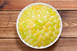 Žalioji mišrainė su vynuogėmis papuoš bet kokių švenčių stalą