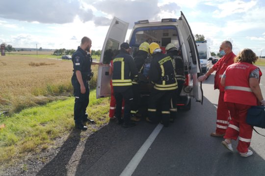 Nesėkminga pensininkės vairavimo pamoka Panevėžio rajone: sudaužė automobilį, lūžo kojos ir jai, ir vyrui