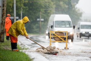 „Grinda“ užneštas smėliu gatves valo naktį, nors vairuotojai tvirtina kitaip
