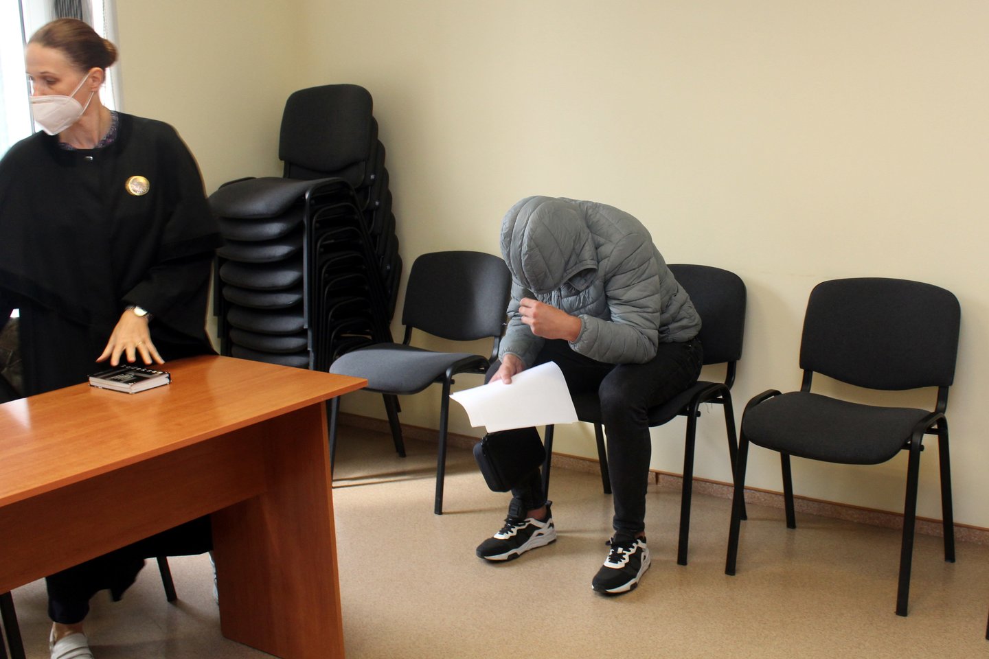  Kyšį policijos pareigūnui siūlęs A.Petrosijanas teisme kaip įmanydamas slėpė veidą.<br> R.Vitkaus nuotr.