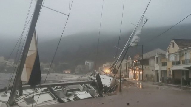 Vaizdai iš audros nuniokotos pakrantės: užfiksuoti nuvirtę laivai ir užtvindytos gatvės