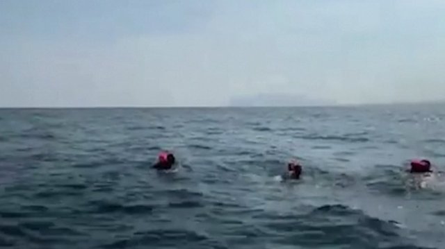 Viltį praradę migrantai šokinėja už borto iš labdaros laivo prie Italijos