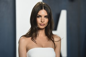 Sekso simboliu vadinama Emily Ratajkowski parodė tatuiruotę intymioje vietoje