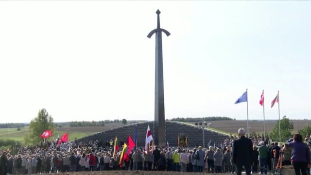 Kryžkalnyje atidengtas memorialas Lietuvos partizanams