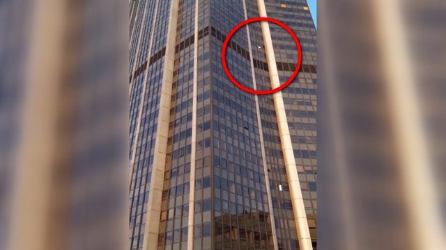 Paryžiuje – kvapą gniaužiantis reginys: vyras į dangoraižį kopė be virvių ir apsaugų