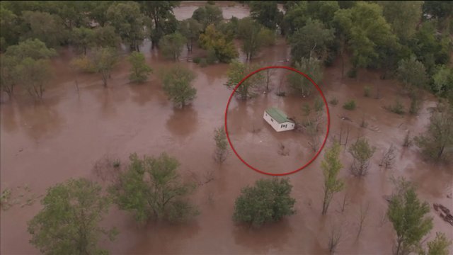 Prancūzijoje patvinus upei namas tiesiog „nuplaukė“: dėl potvynio paskelbtas aukščiausias pavojus