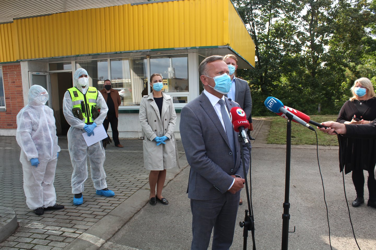 Mobiliojo COVID-19 patikros punkto atidaryme dalyvavęs Radviliškio rajono meras A.Čepononis ramino, kad Radviliškyje infekcijos protrūkis yra lokalizuotas, bet kvietė visus neatsipalaiduoti ir laikytis patvirtintų taisyklių.<br> R.Vitkaus nuotr.