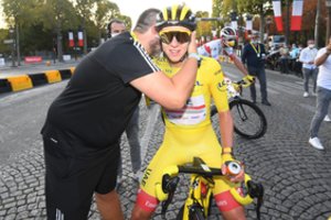 „Tour de France“ debiutantas paneigė dviračių sporto dėsnius: laimėjo be pagalbos