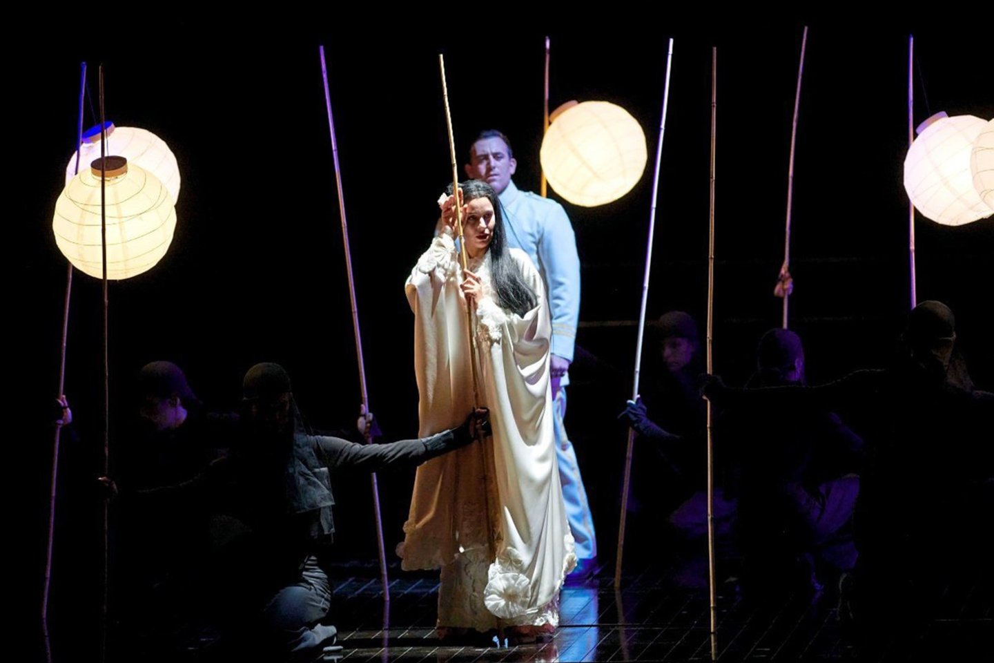  „Madam Baterflai“ Vienos valstybinėje operoje: A.Grigorian – Čio Čio san, F.De Tommaso – Pinkertonas.<br> Vienos valstybinės operos nuotr.