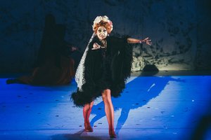 Spektaklyje „Graikas Zorba“ sirtakį tryps visa pagausėjusi klaipėdiečių teatro baleto trupė